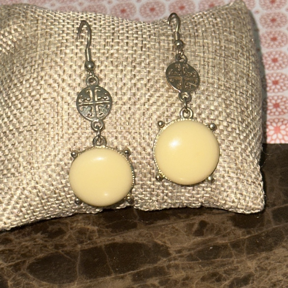 Pierced earrings hinged silver tone Look amazing on the ear